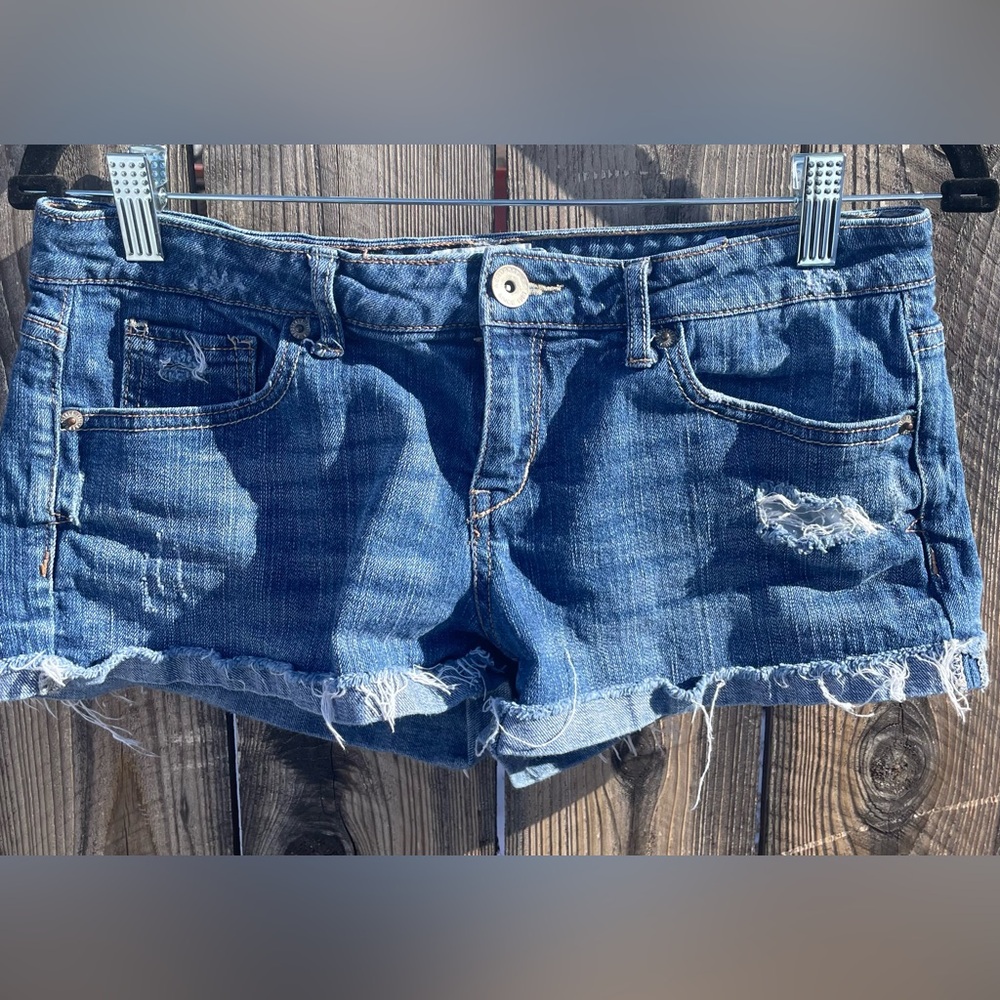 Aeropostale Women’s Denim Shorts. Fun distressing and raw hem. Size 7/8